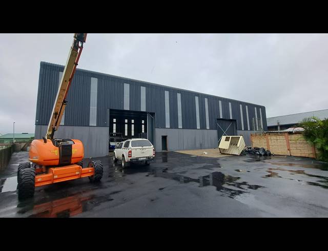 1,150M² WAREHOUSE TO LET IN ALTON
